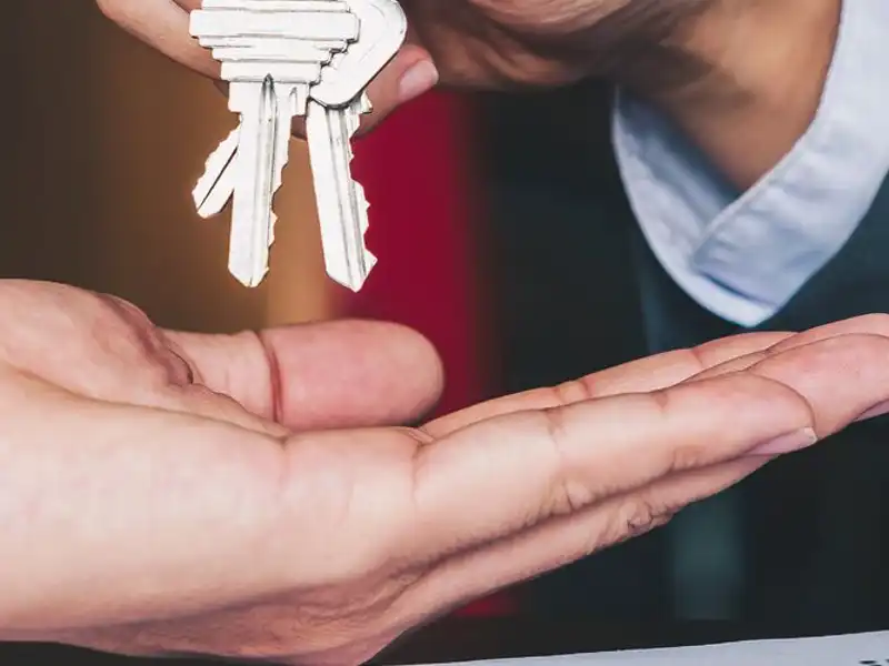 realtor handing a client a new set of house keys